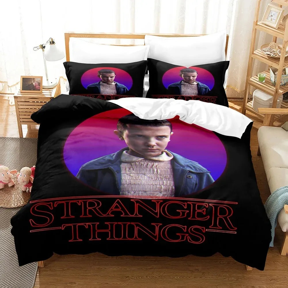Funda nórdica Stranger Things retrato de Once neón violeta sobre una cama, con sus fundas de almohada a juego