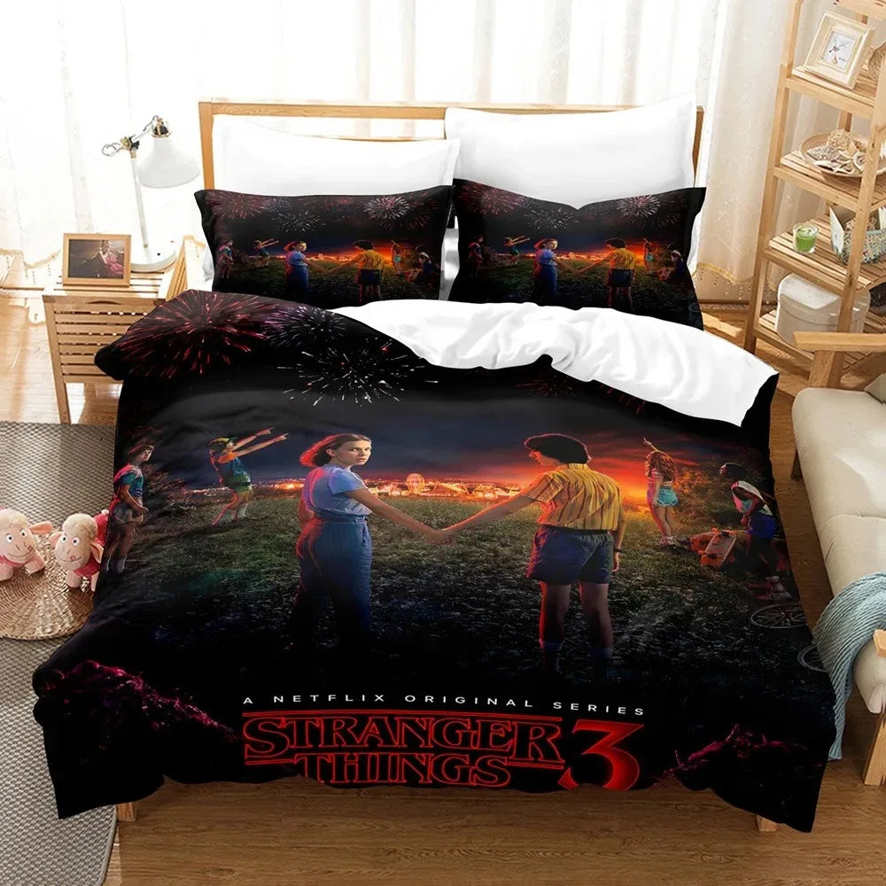 Funda nórdica Stranger Things temporada 3 puesta de sol sobre una cama, con sus fundas de almohada a juego