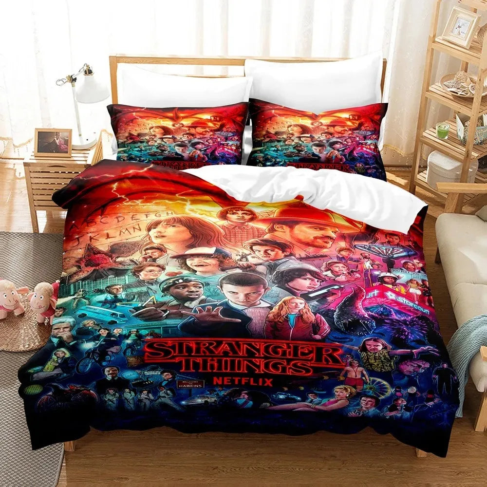 Juego de cama Stranger Things collage de todos los personajes sobre una cama, con sus fundas de almohada a juego