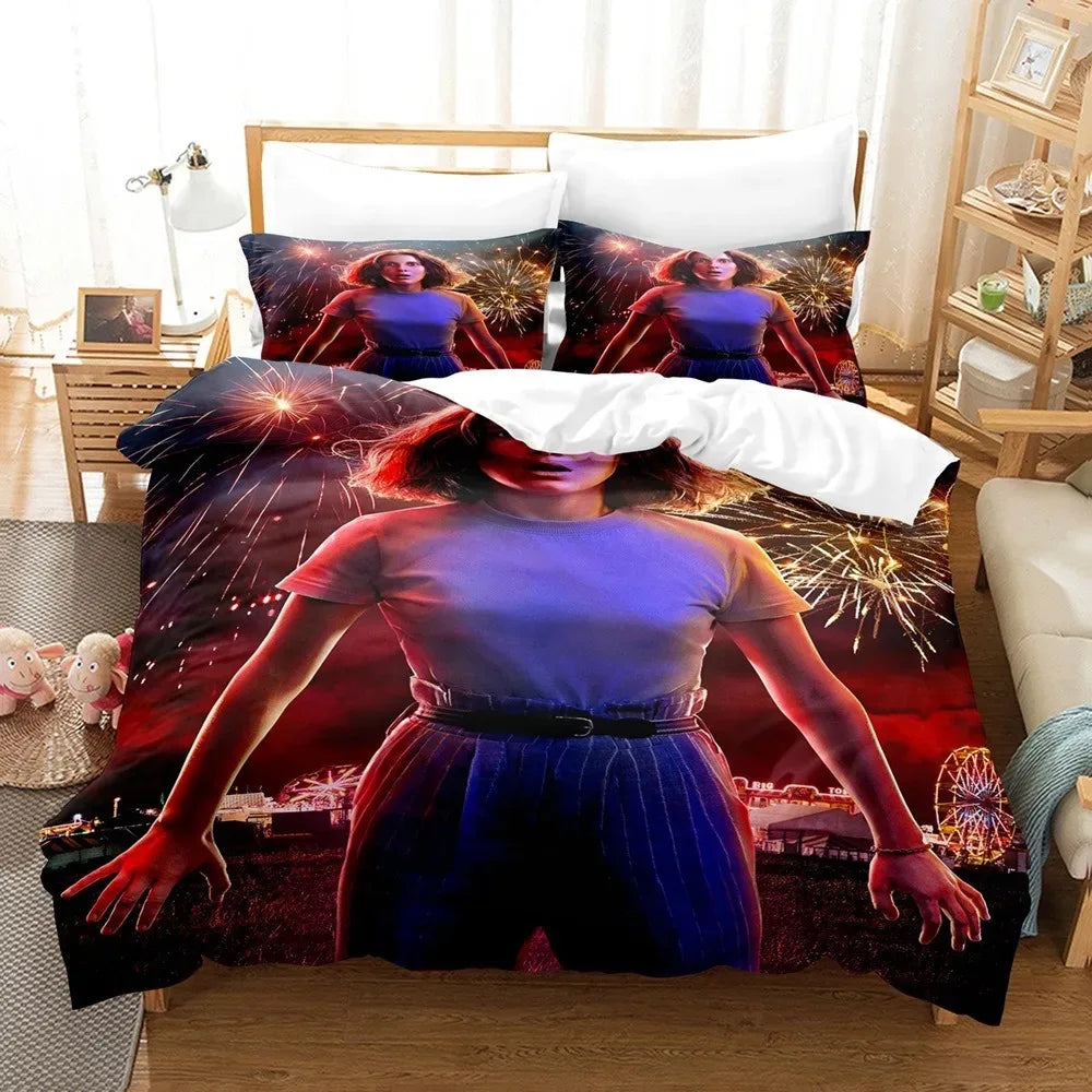 Juego de cama Stranger Things temporada 3 fuegos artificiales y feria sobre una cama, con sus fundas de almohada a juego