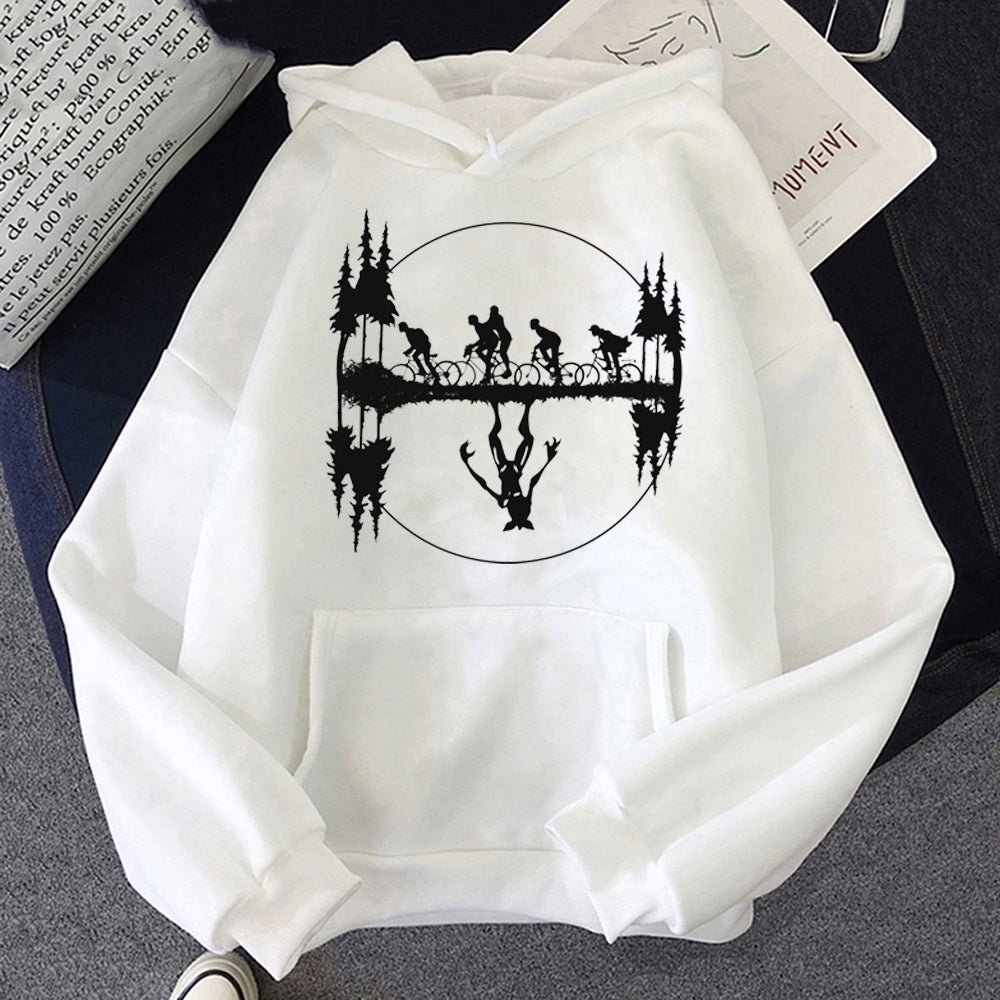 Sudadera con capucha blanca Stranger Things pandilla en bici y reflejo del Demogorgon, diseño estampado en la parte delantera