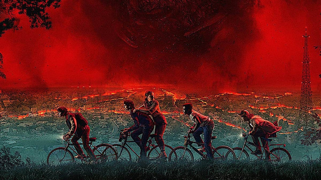 Ilustración: cuatro bicis lanzadas de perfil, un pasajero de pie detrás, bajo el cielo rojo de Hawkins