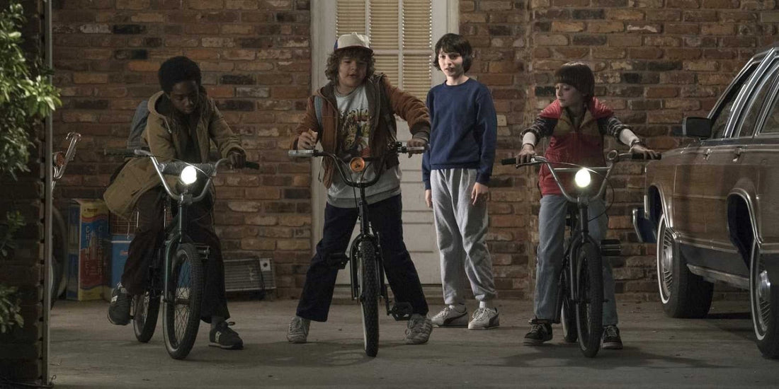 Tres niños en bici rodean a un chico con sudadera azul: ¿quién es el personaje principal de Stranger Things?