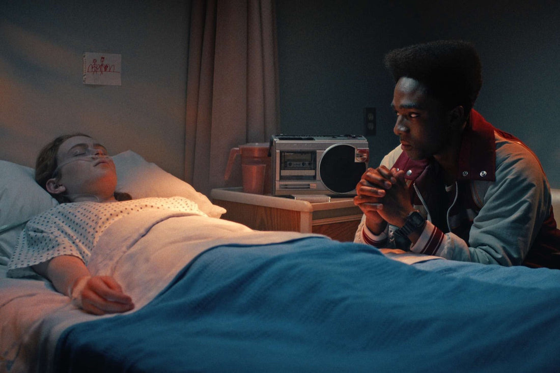Un reproductor de casetes en la mesilla, junto a la cama, en Stranger Things