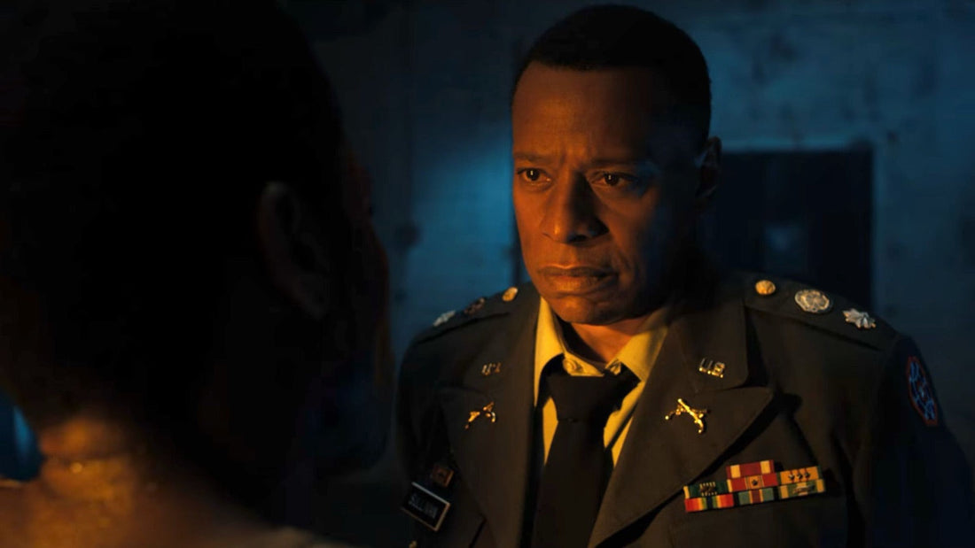 El teniente coronel Sullivan con uniforme militar, en Stranger Things