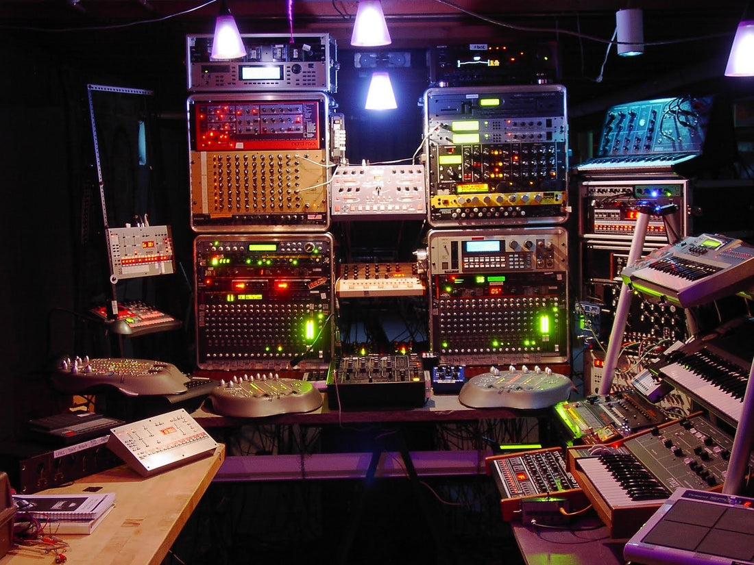 Sintetizadores analógicos en una sala oscura, cables y diodos