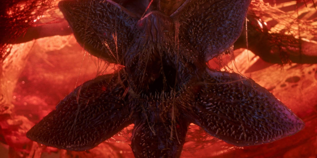 El Demogorgon, boca abierta en corola, bajo una luz roja