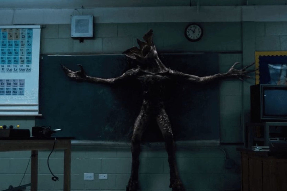 Demogorgon DnD, cabeza en flor abierta, brazos abiertos en el aula
