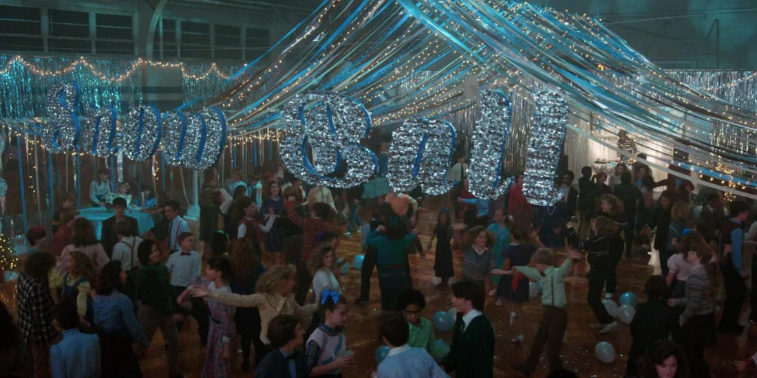Stranger Things 1984: gimnasio del baile de invierno, guirnaldas y alumnos