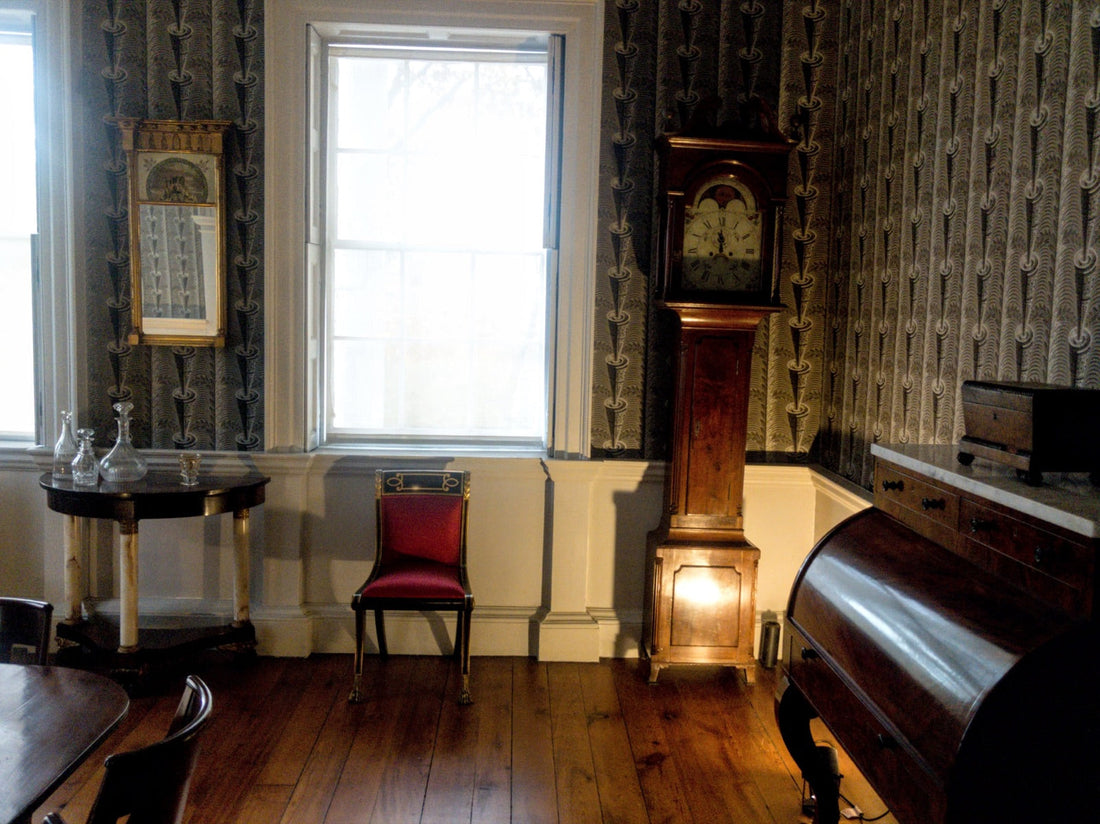 Reloj de carillón en un salón antiguo, parquet y ventana
