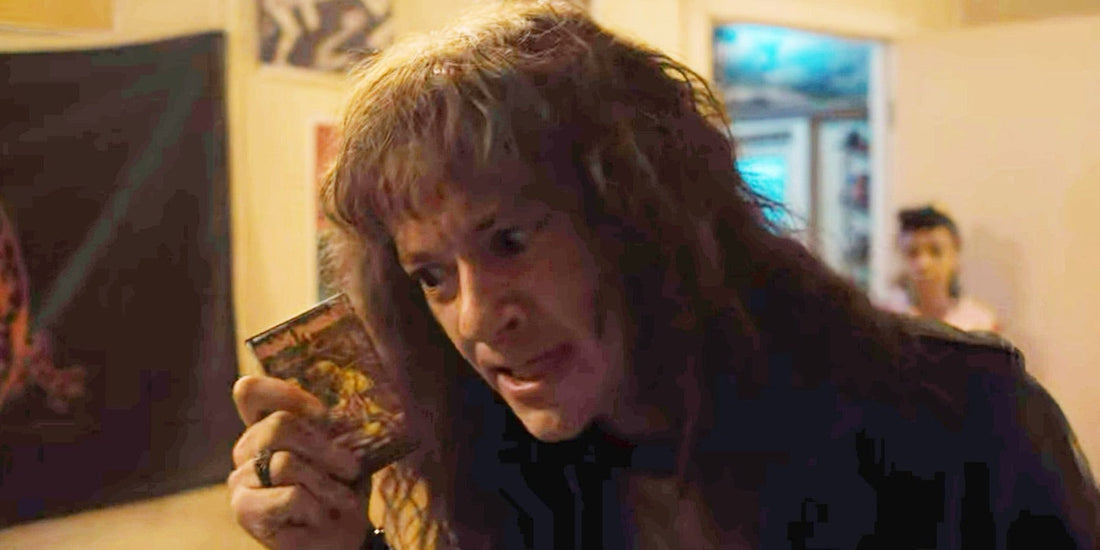 Eddie Munson sostiene un casete de Iron Maiden, Piece of Mind, en su habitación
