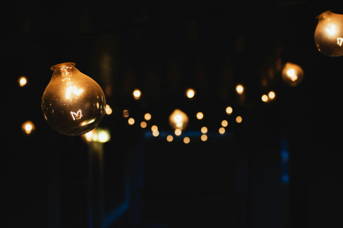 Guirnaldas luminosas en una habitación oscura, sin personaje