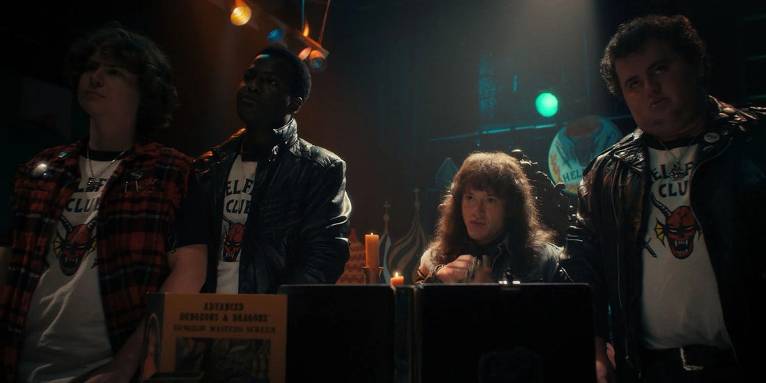 El Club Hellfire reunido alrededor de la mesa de juego, en Stranger Things temporada 4 episodio 1