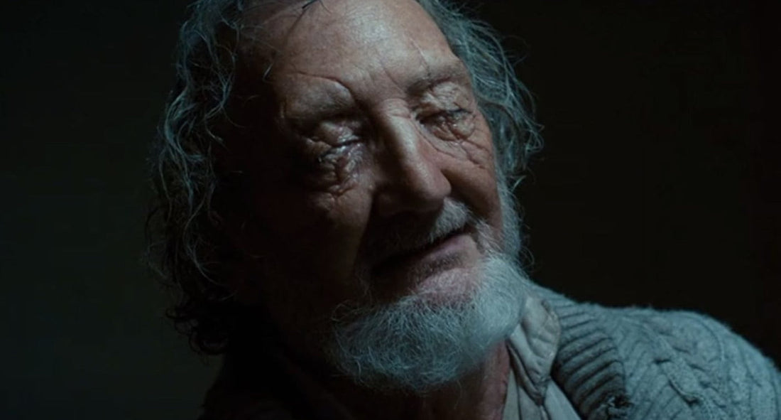 Victor Creel, con los ojos heridos y una bata de hospital, en Stranger Things temporada 4 episodio 3