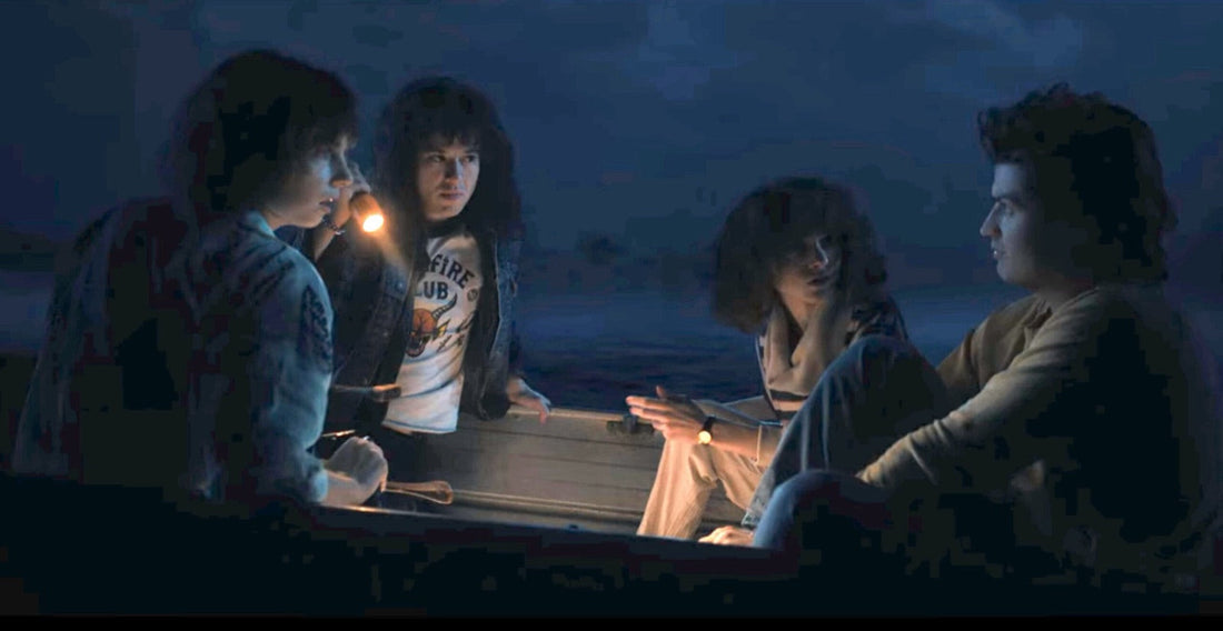 Cuatro adolescentes en una barca, de noche, con una lámpara, Stranger Things temporada 4 episodio 6