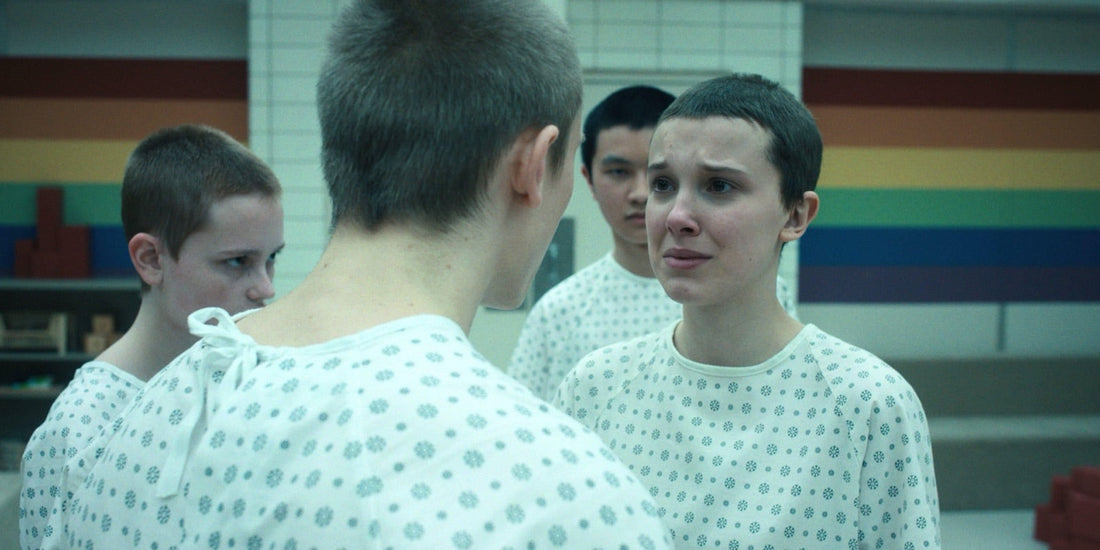 Niños con bata blanca en la sala arcoíris del laboratorio, Stranger Things temporada 4 episodio 7