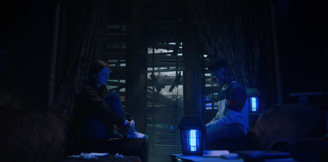 Max y Lucas en el ático de la casa Creel, bajo una luz azul, Stranger Things temporada 4 episodio 9