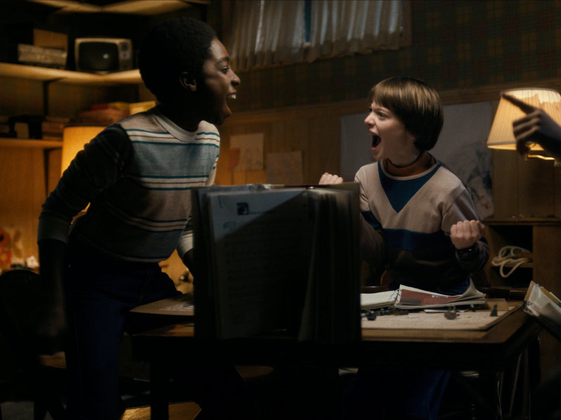 Thessalhydra Stranger Things: mesa de juego en el sótano, pantalla y figuras
