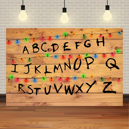 Toile de fond Stranger Things mur alphabet bois clair vu de face