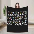 Manta Stranger Things letras y bombillas en blanco