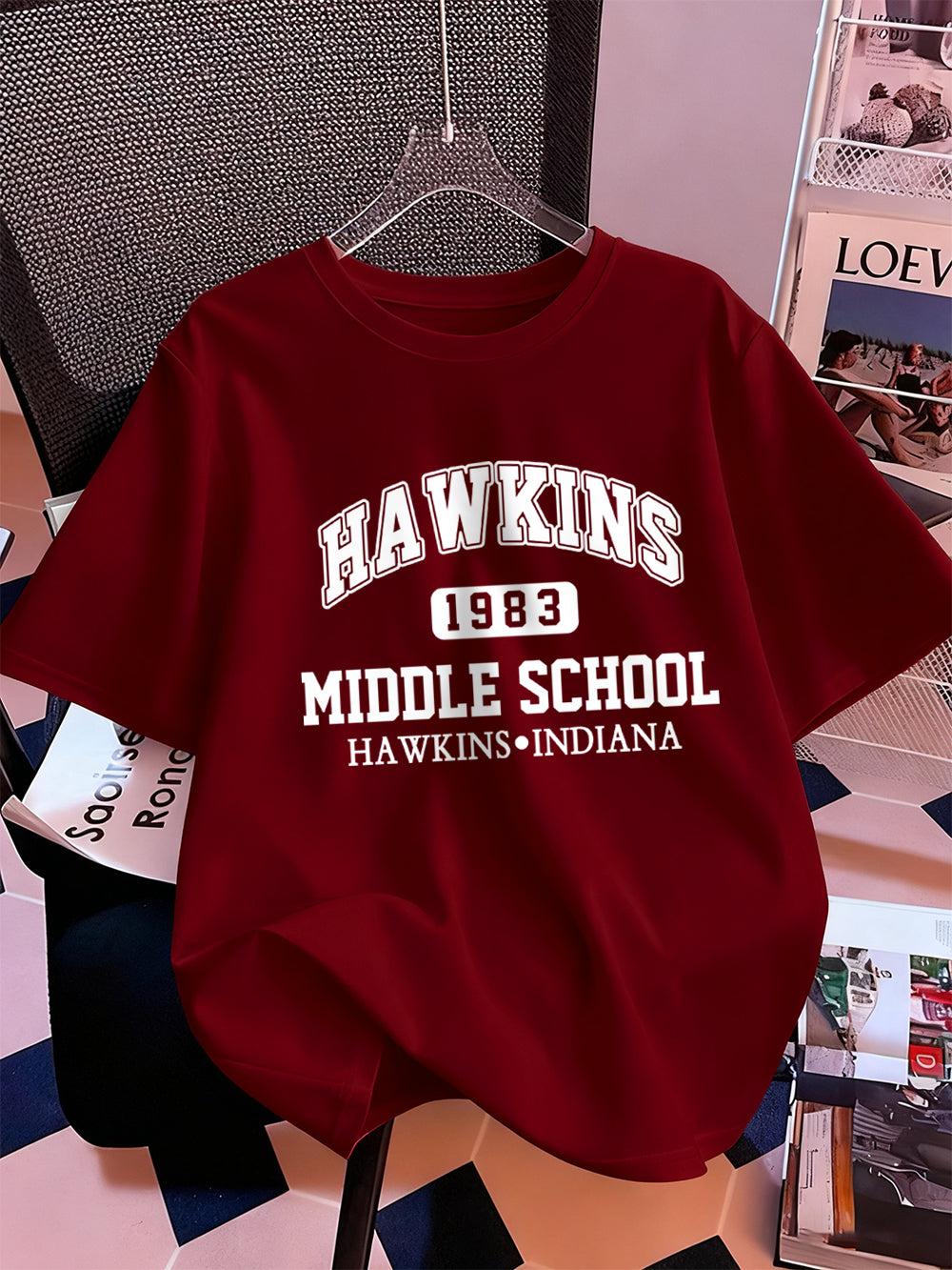 T-shirt homme Stranger Things Hawkins Middle School 1983 – coloris Bordeaux