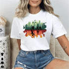 Camiseta de mujer Stranger Things bosque invertido sobre cielo blanco