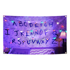 Tapiz bandera Stranger Things pared alfabeto negro
