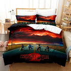 Juego de cama Stranger Things bicis bajo el cielo rojo