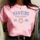 Camiseta de mujer rosa Stranger Things Hawkins High School 1986