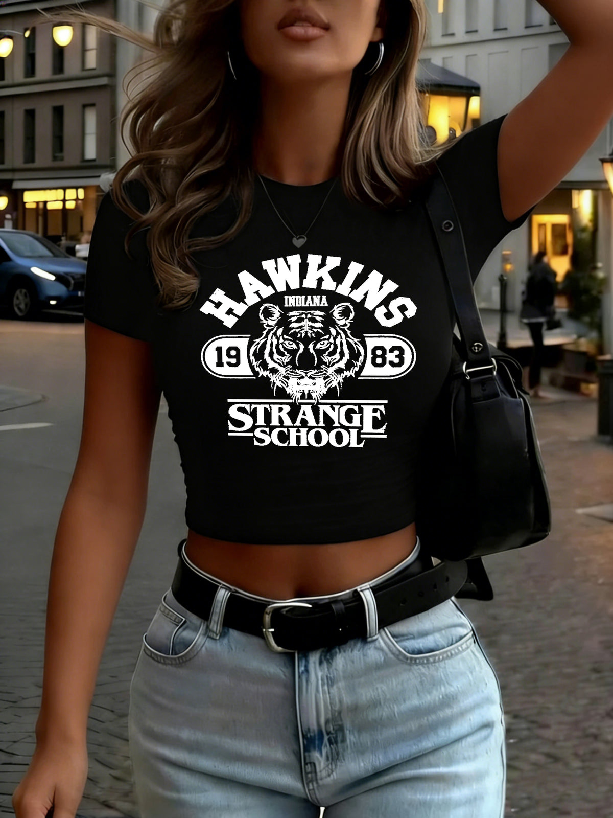 Crop top Stranger Things Hawkins Strange School 1983 – coloris Noir