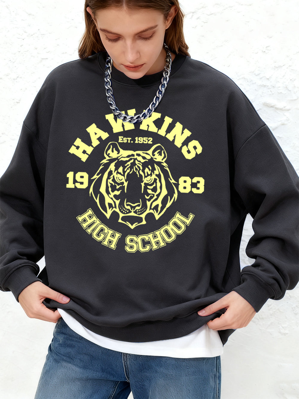 Sweat col rond Stranger Things Hawkins High School tigre – coloris Gris Foncé