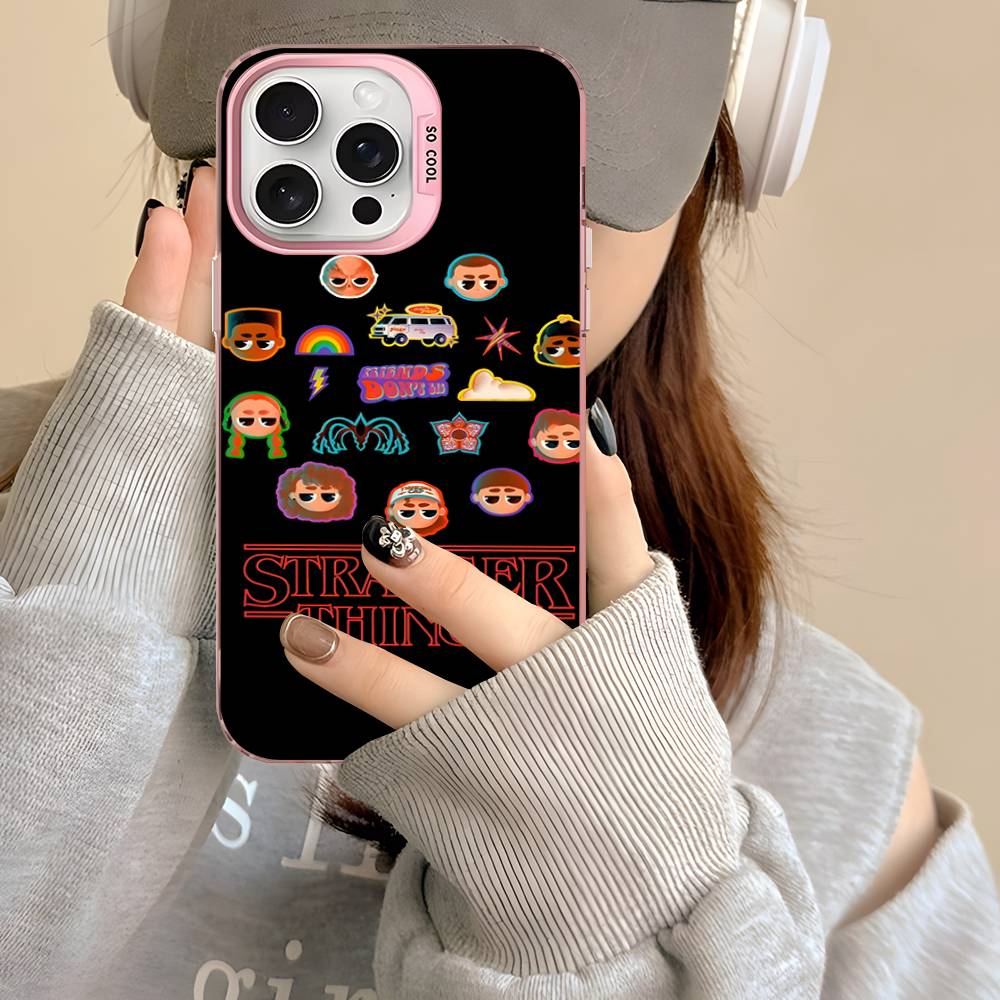Coque iPhone mate Stranger Things stickers de la bande vu de face
