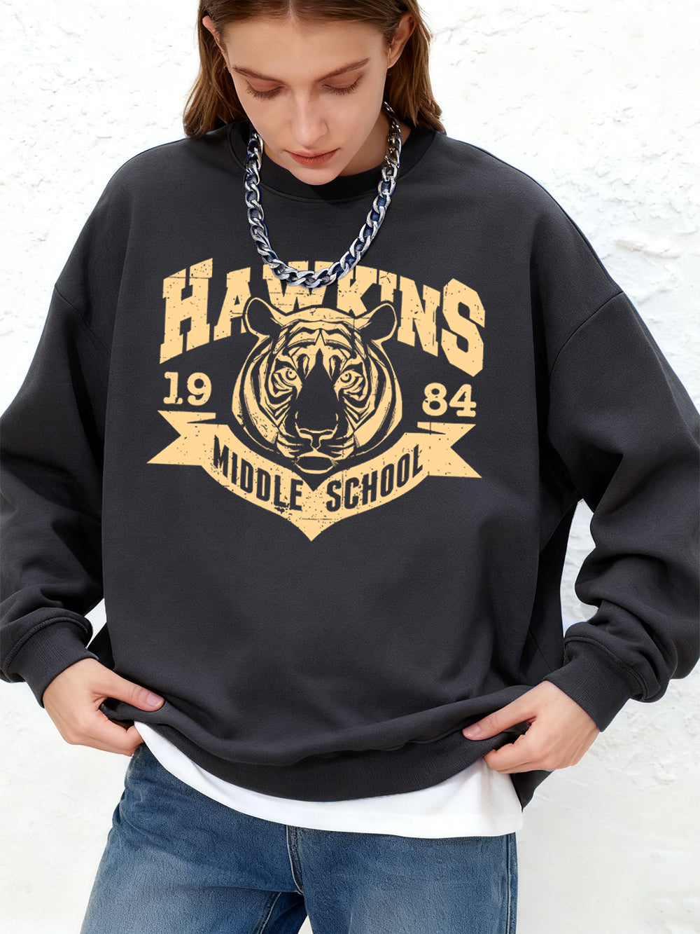 Sweat Stranger Things Hawkins Middle School 1984 – coloris Gris foncé