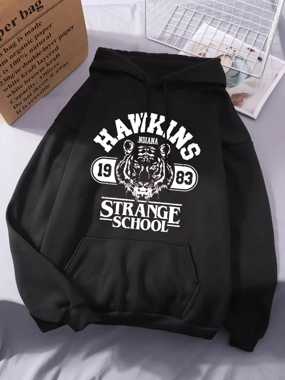 Sweat à capuche Stranger Things Hawkins Strange School 1983 – coloris Noir