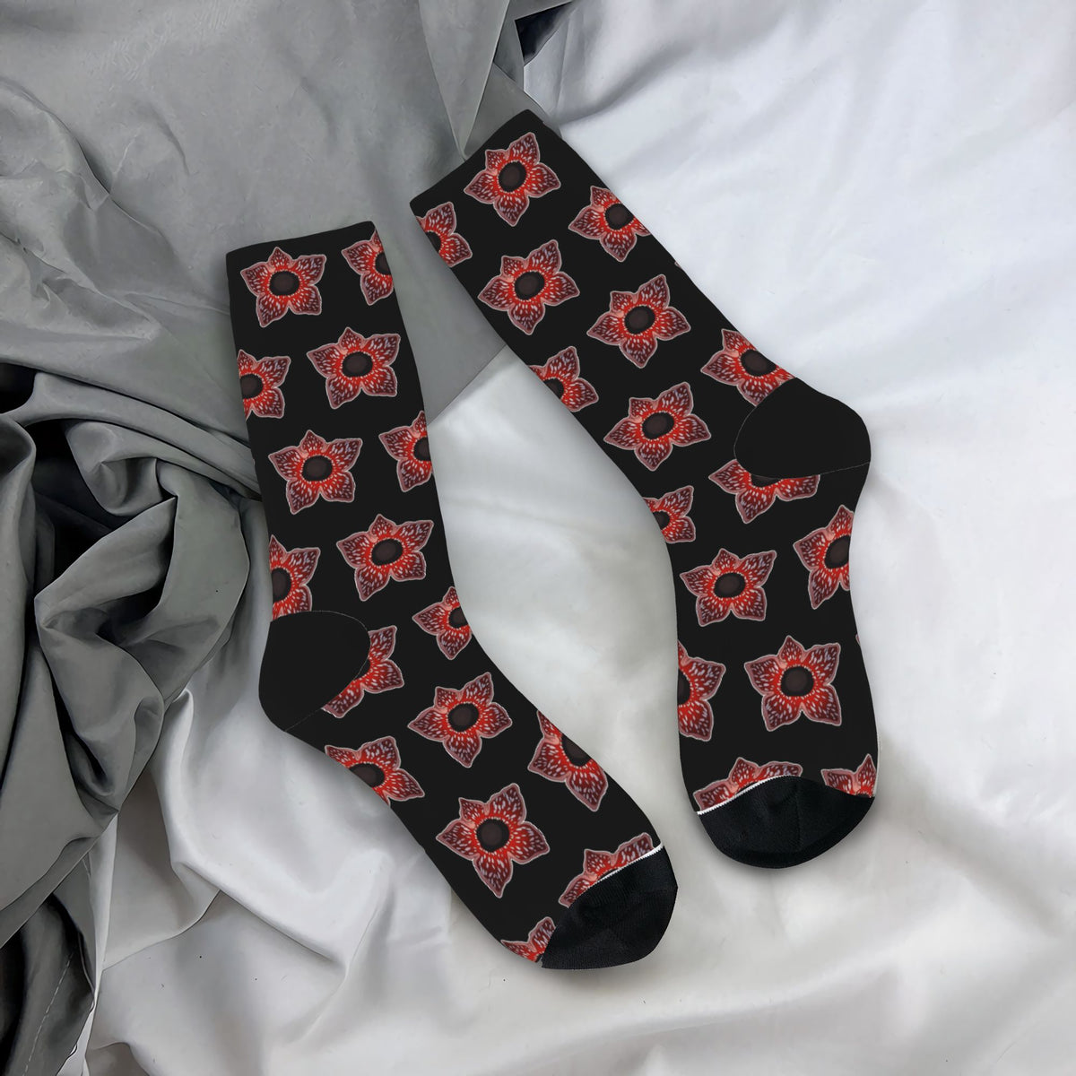 Chaussettes Stranger Things motif Demogorgon rouge vu de face