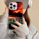 Funda iPhone mate Stranger Things bicis bajo el cielo rojo