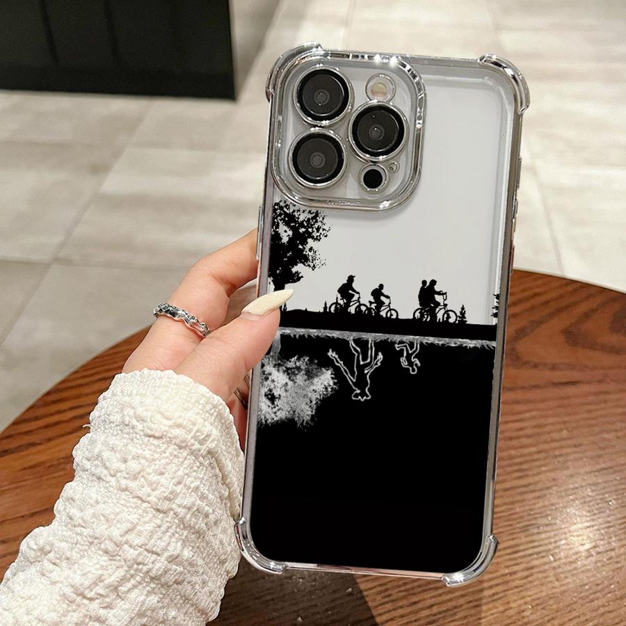 Coque iPhone Stranger Things motif Mix04 1350 vu de face