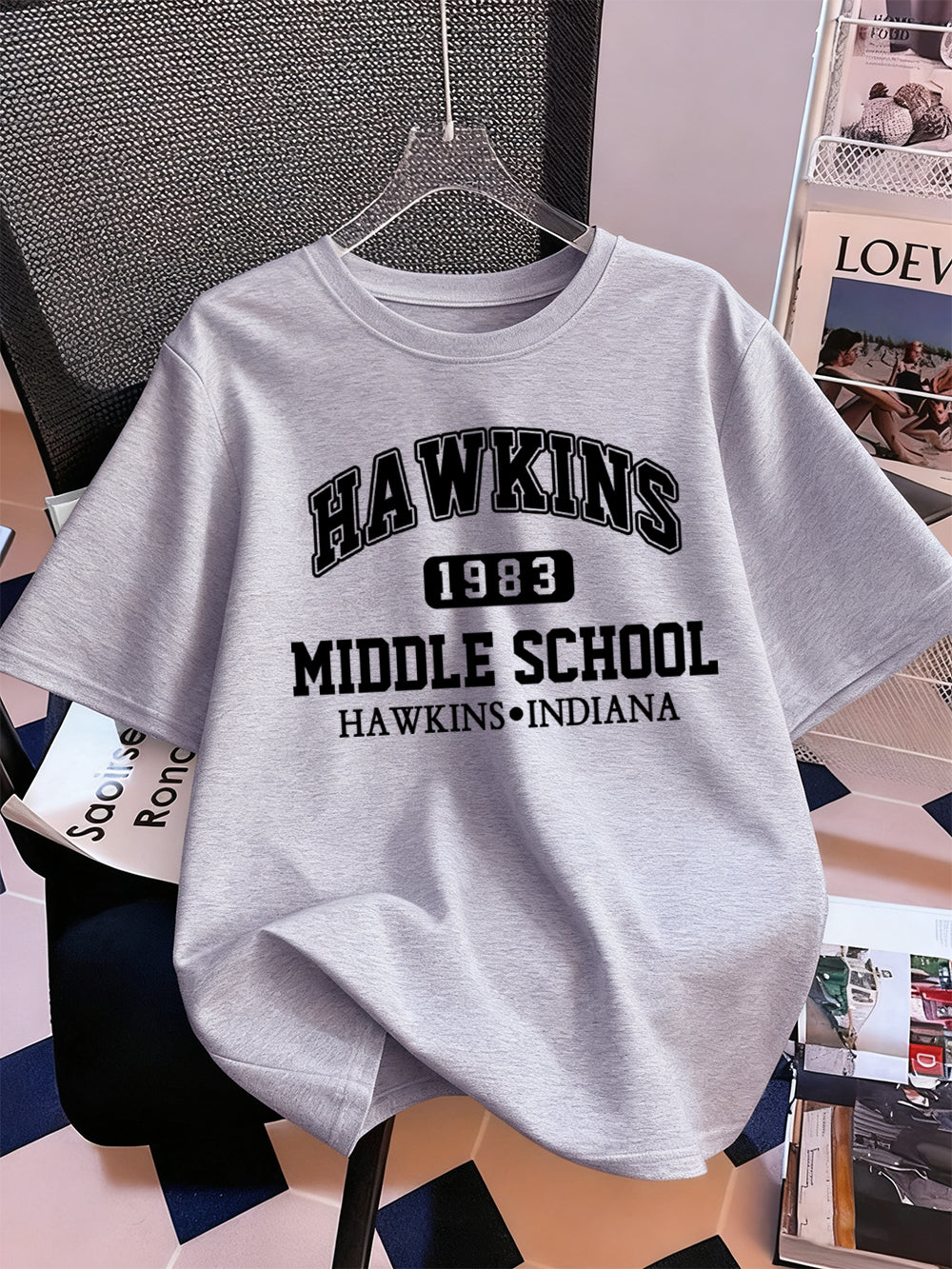 T-shirt homme Stranger Things Hawkins Middle School 1983 – coloris Gris