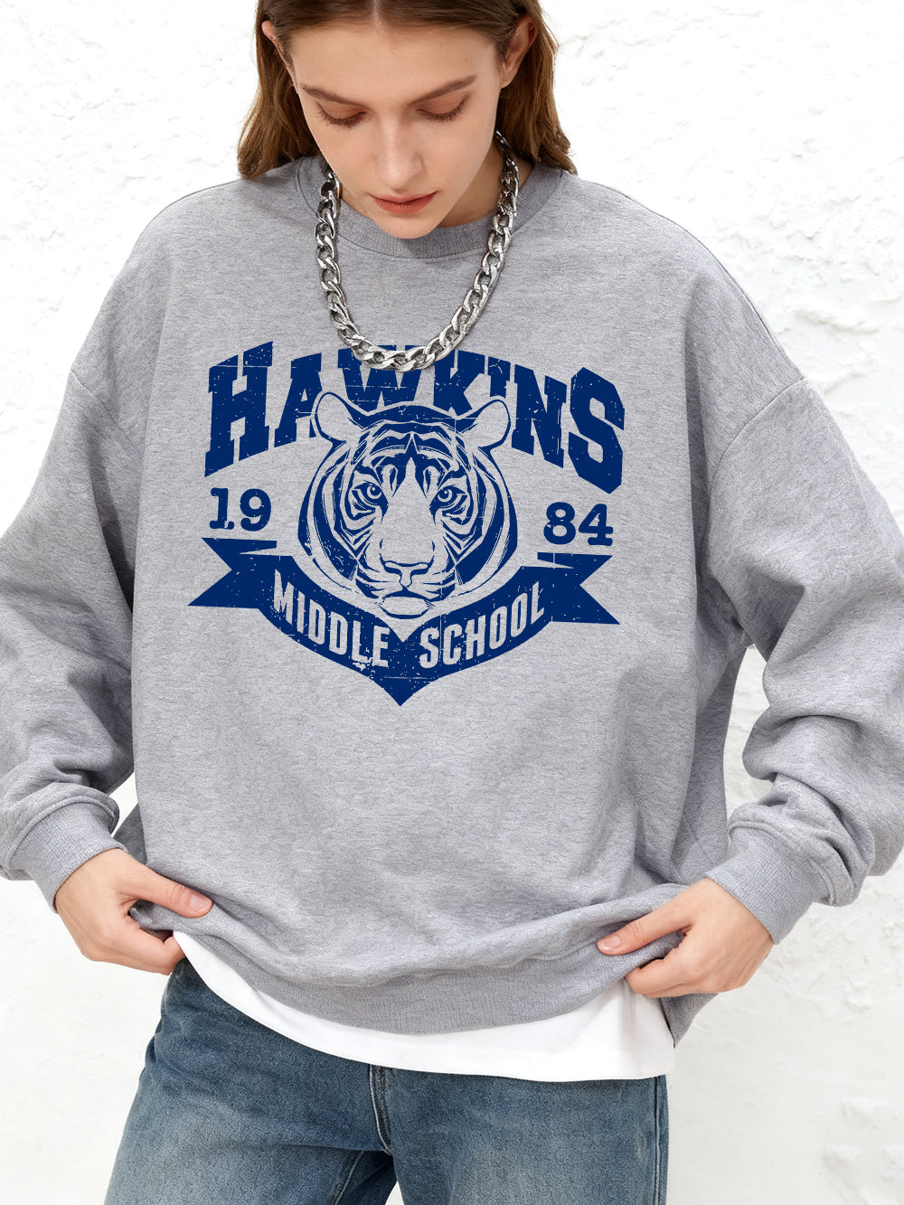 Sweat Stranger Things Hawkins Middle School 1984 – coloris Gris