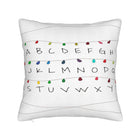 Funda de cojín Stranger Things guirnalda alfabeto blanca