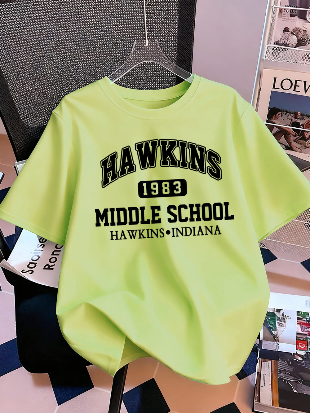T-shirt homme Stranger Things Hawkins Middle School 1983 – coloris Vert clair