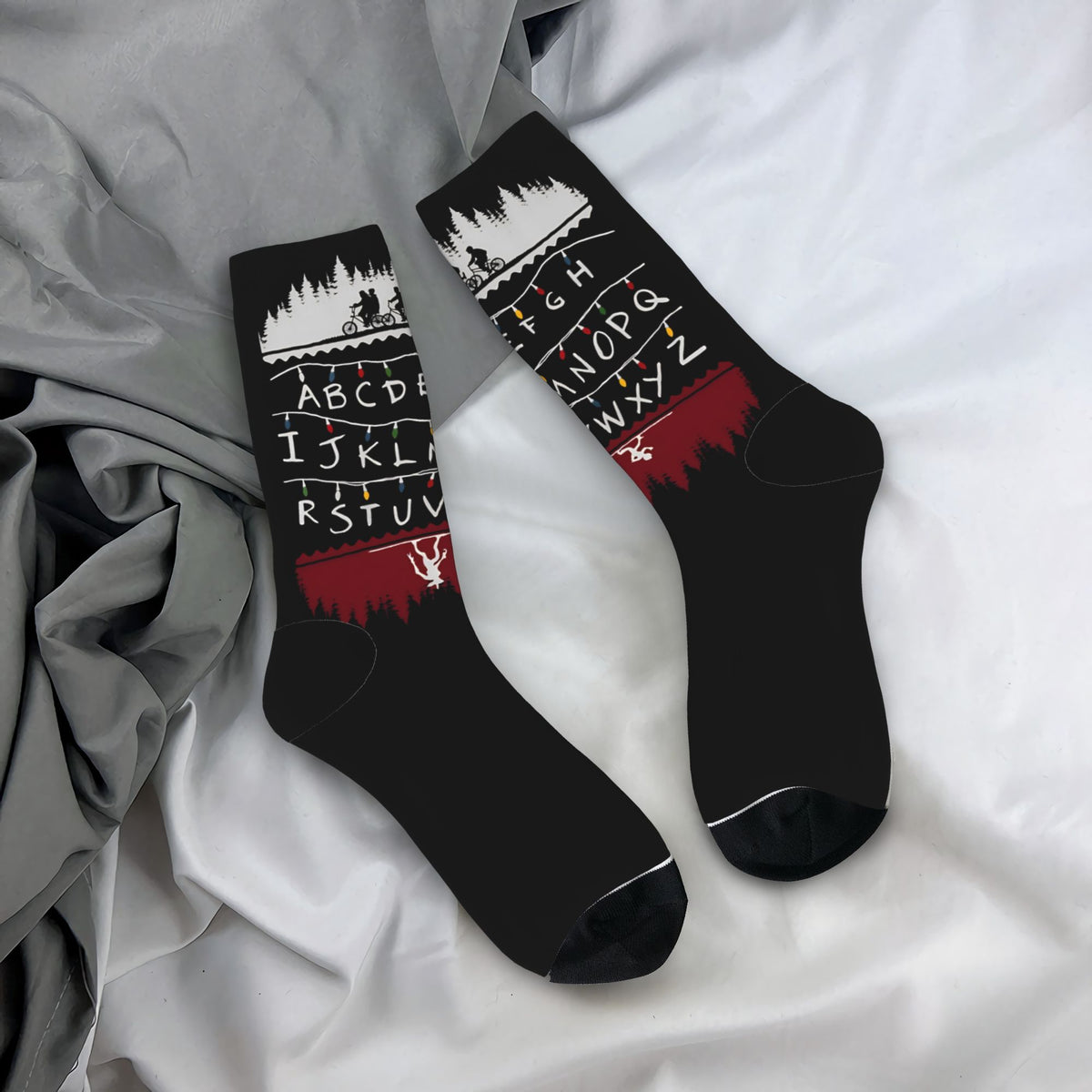 Chaussettes Stranger Things mur alphabet vu de face