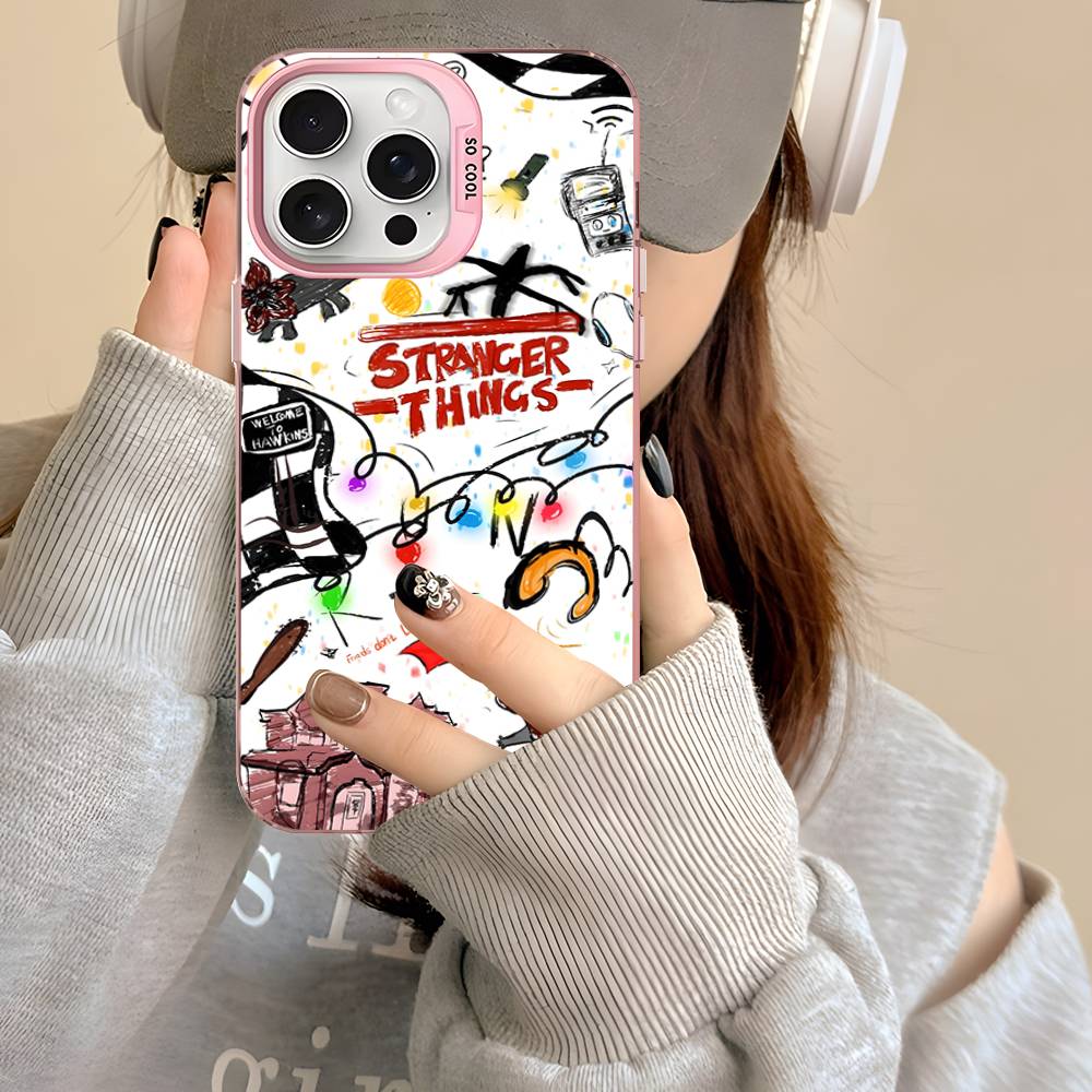 Coque iPhone mate Stranger Things griffonnages vu de face