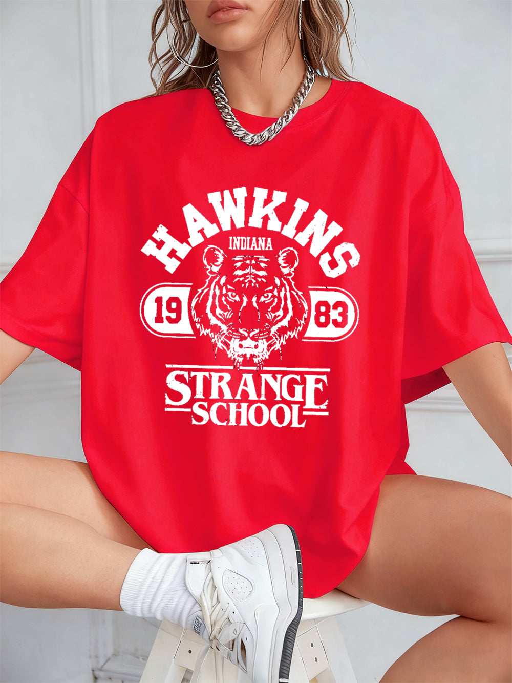 T-shirt femme Stranger Things Hawkins Strange School 1983 – coloris Rouge