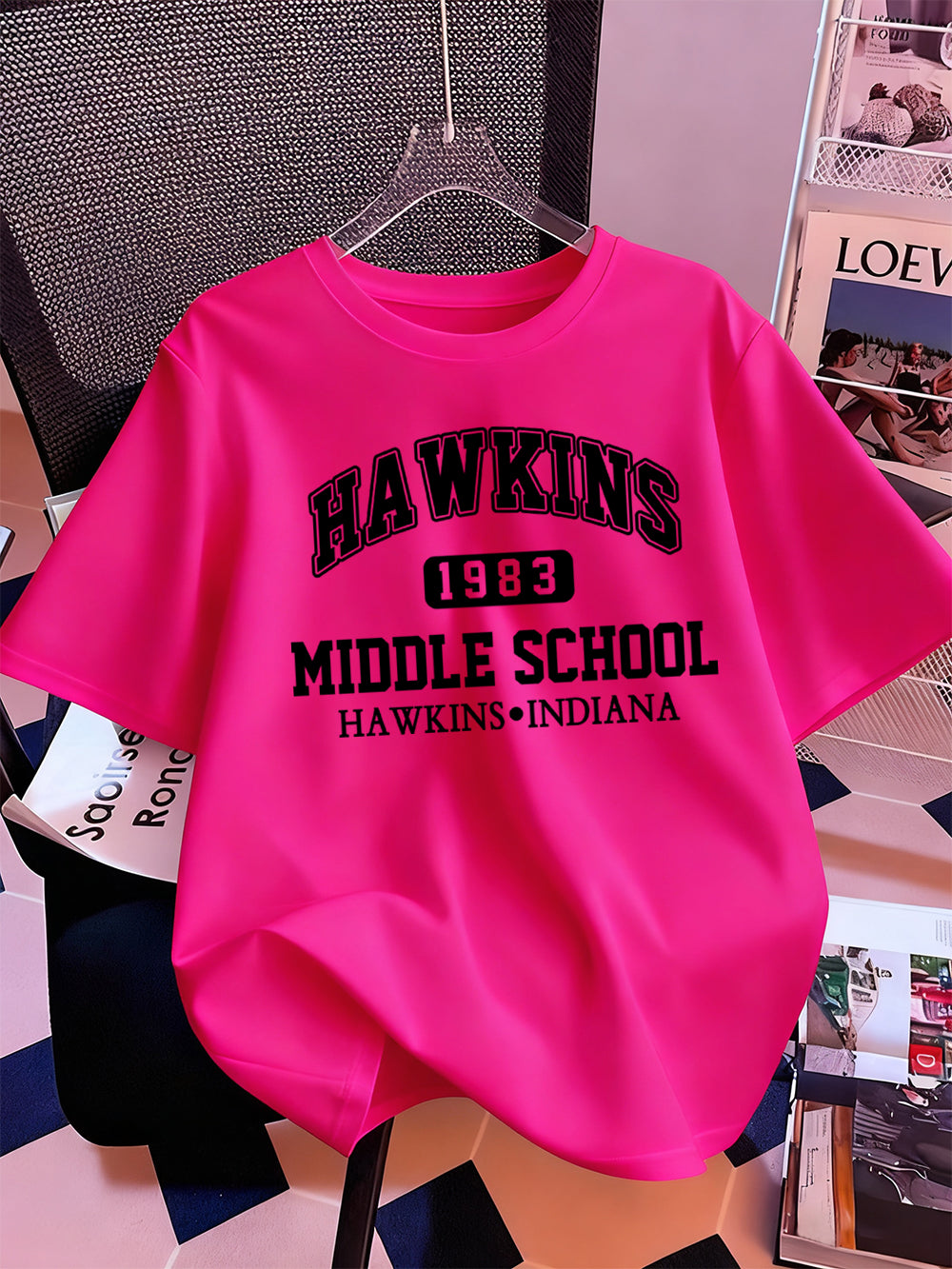 T-shirt homme Stranger Things Hawkins Middle School 1983 – coloris Rose vif