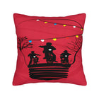Funda de cojín Stranger Things bicis bajo la guirnalda roja