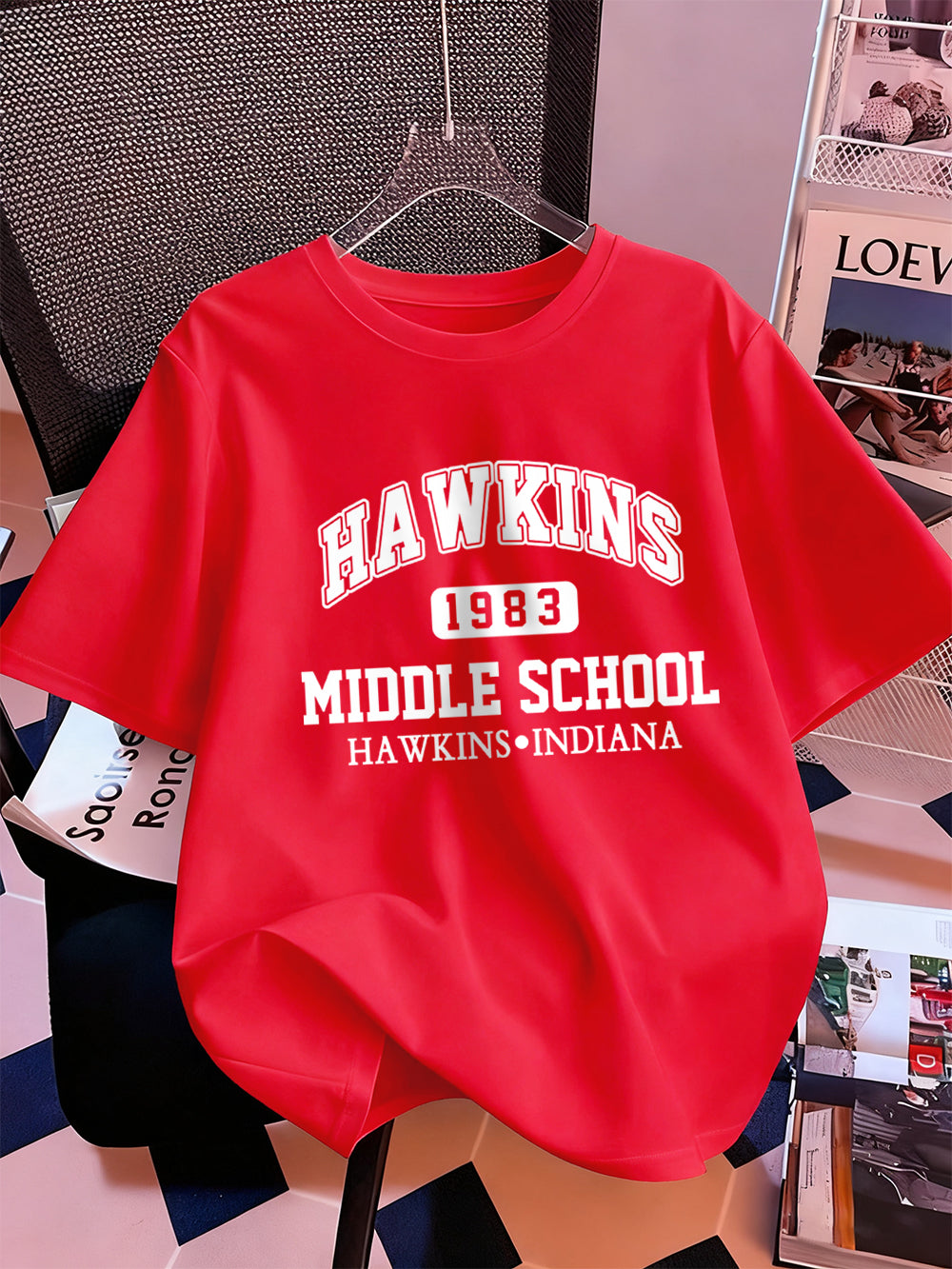 T-shirt homme Stranger Things Hawkins Middle School 1983 – coloris Rouge