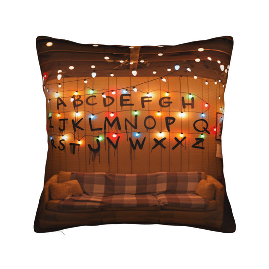 Housse de coussin Stranger Things salon de Joyce vu de face