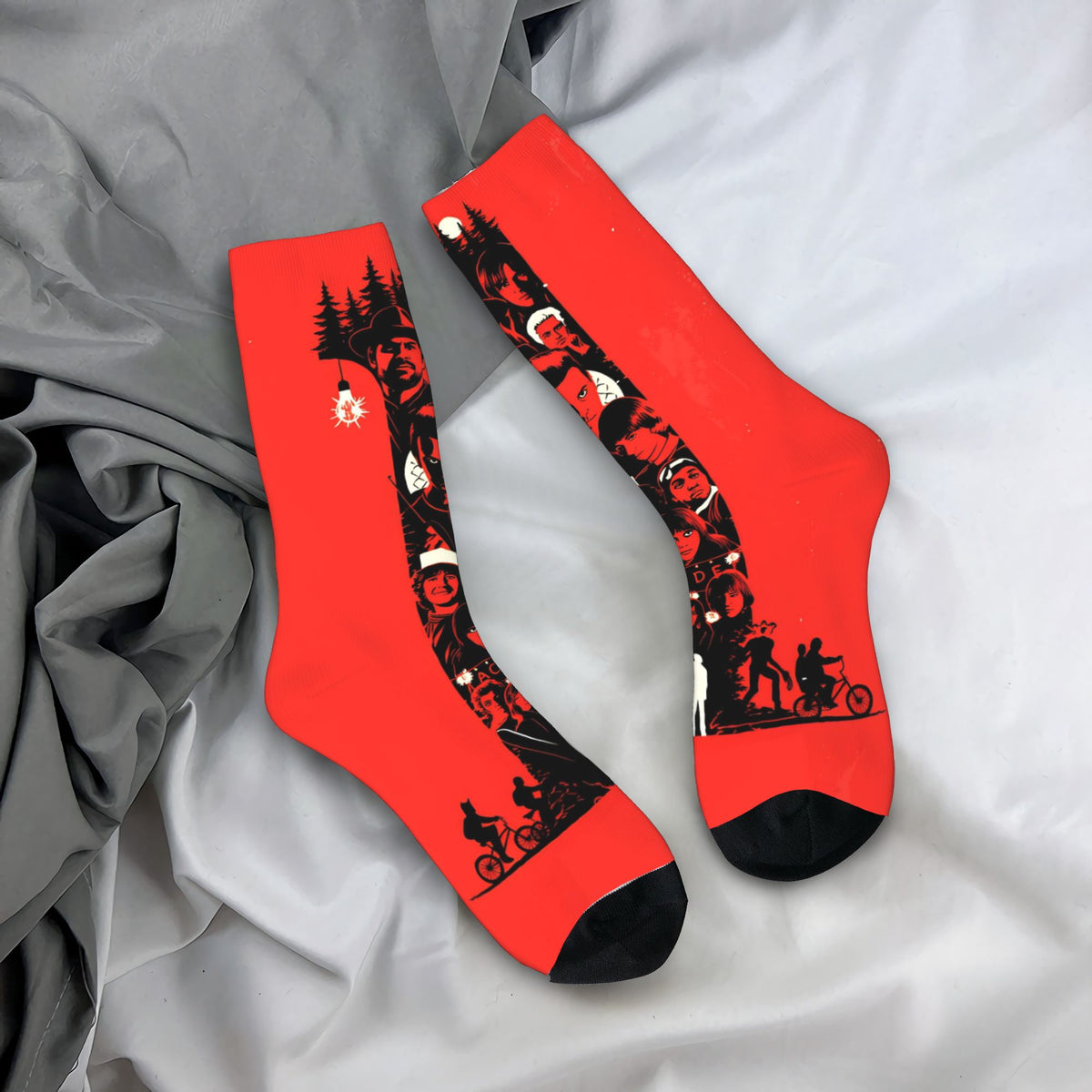 Chaussettes Stranger Things silhouettes rouges vu de face