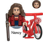 Minifigura para construir Stranger Things Nancy Wheeler en bici